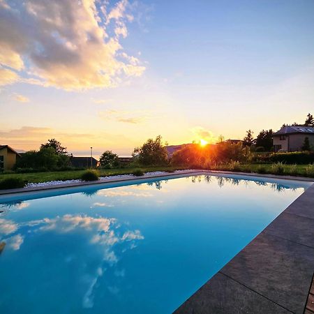 Montreux Holiday Home Екстер'єр фото