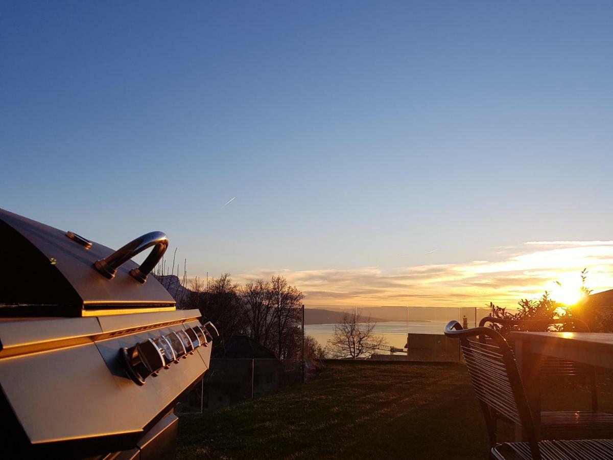 Montreux Holiday Home Екстер'єр фото